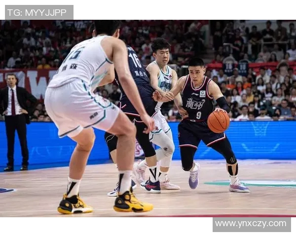 广州篮球队意识对比分析:战术执行与团队协作的深度剖析 广州篮球队意识对比分析:战术执行与团队协作的深度剖析