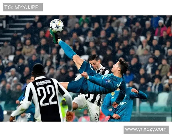 欧冠赛场惊现奇葩瞬间球迷闯入抢夺C罗球衣引热议