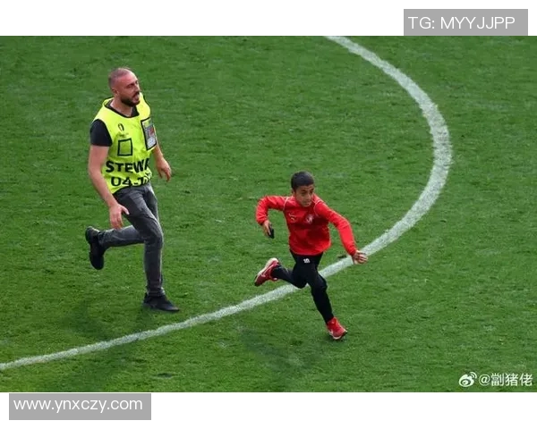 欧冠赛场惊现奇葩瞬间球迷冲入场内夺走C罗球衣